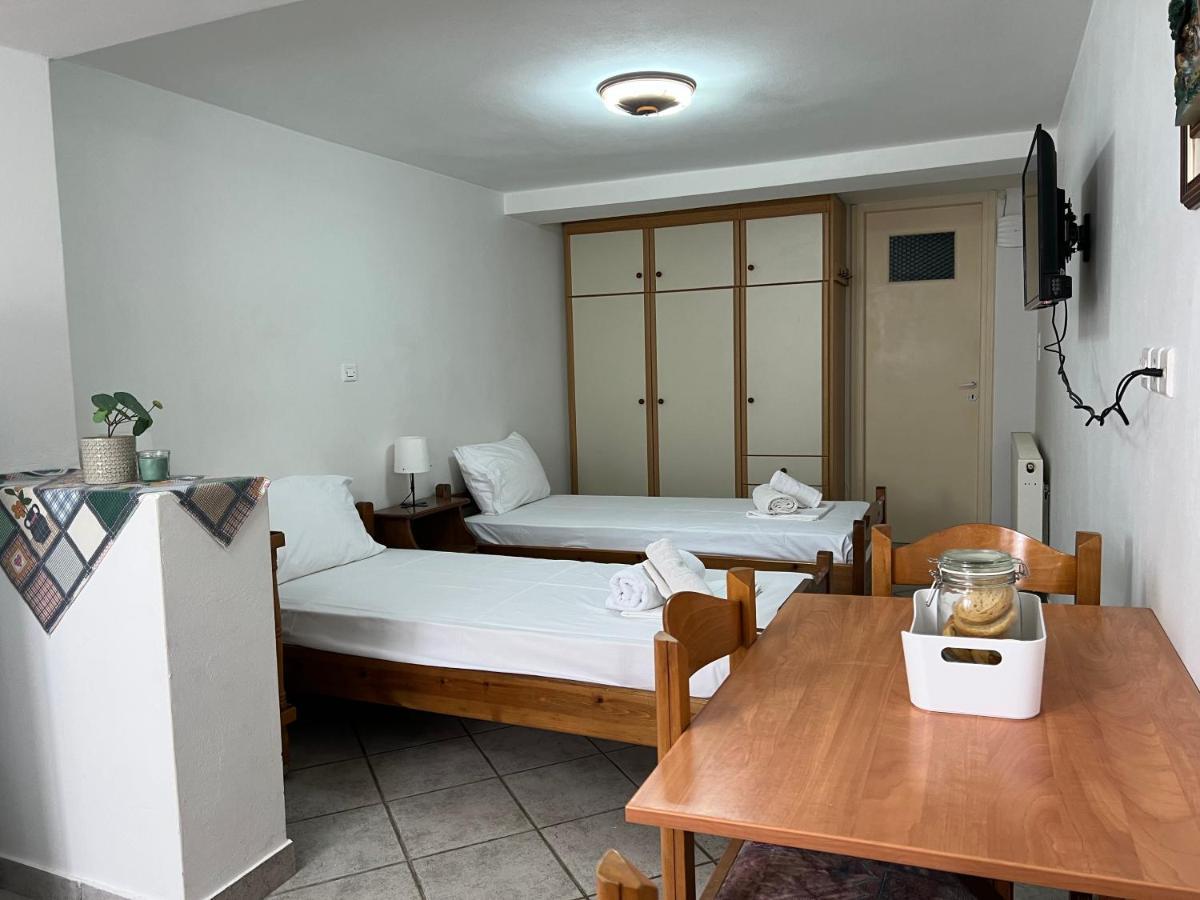 Athina Rooms Karvounades Bagian luar foto