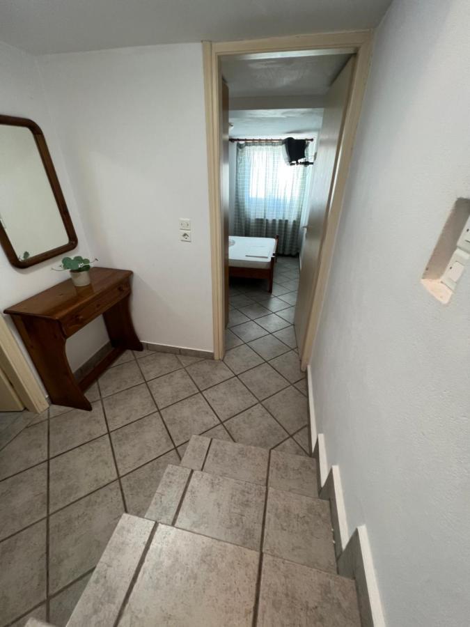 Athina Rooms Karvounades Bagian luar foto