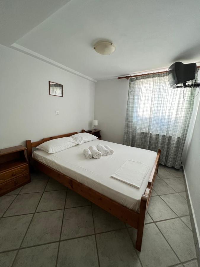 Athina Rooms Karvounades Bagian luar foto