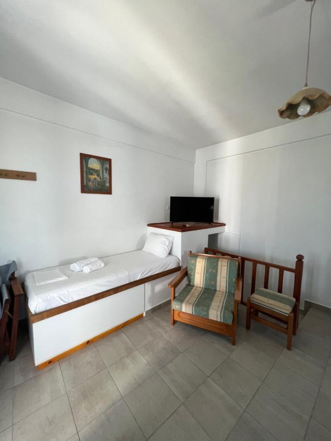 Athina Rooms Karvounades Bagian luar foto