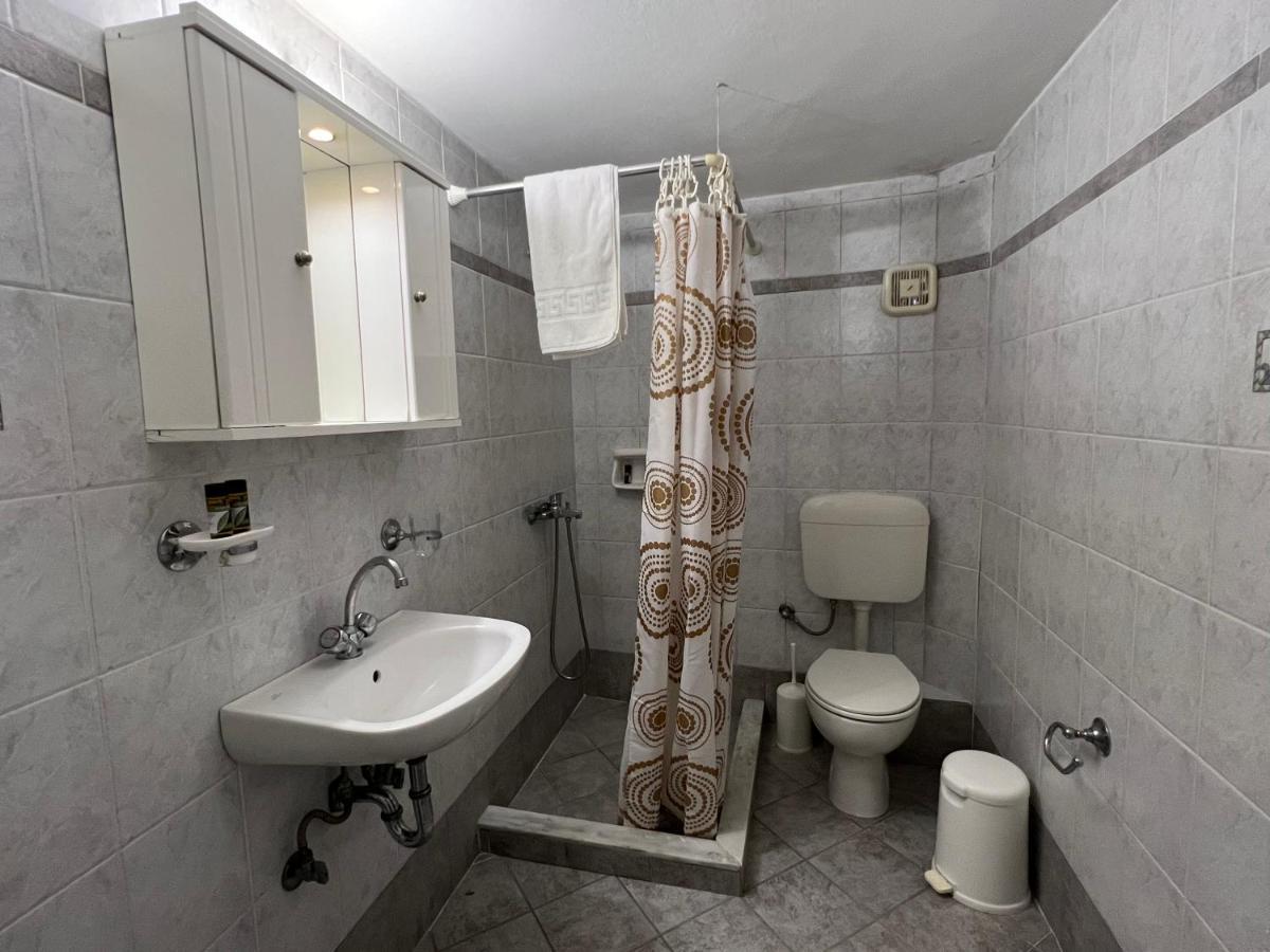 Athina Rooms Karvounades Bagian luar foto