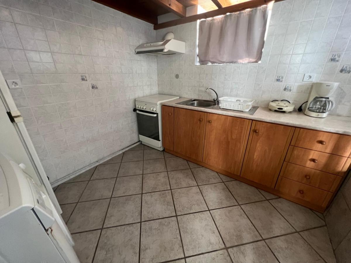 Athina Rooms Karvounades Bagian luar foto