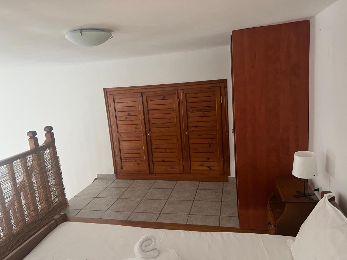 Athina Rooms Karvounades Bagian luar foto