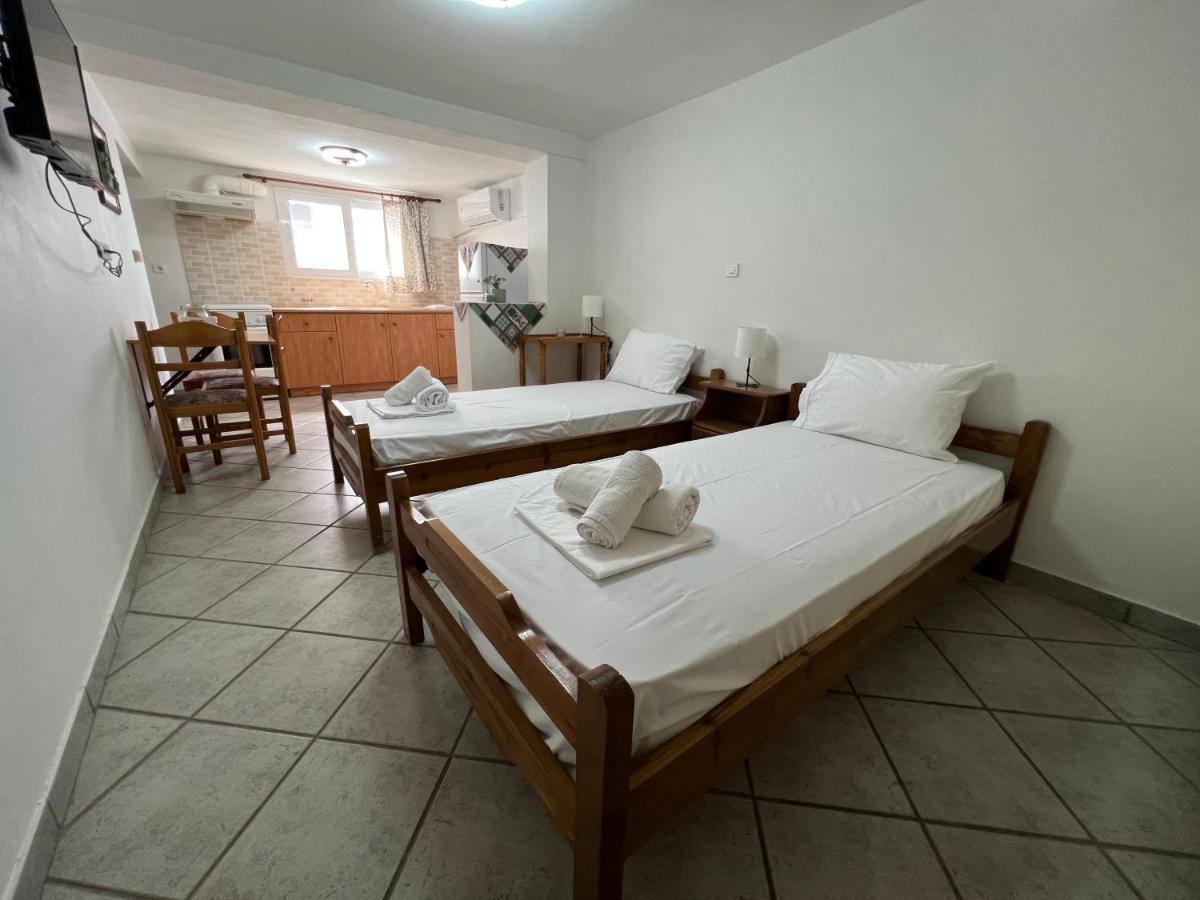Athina Rooms Karvounades Bagian luar foto