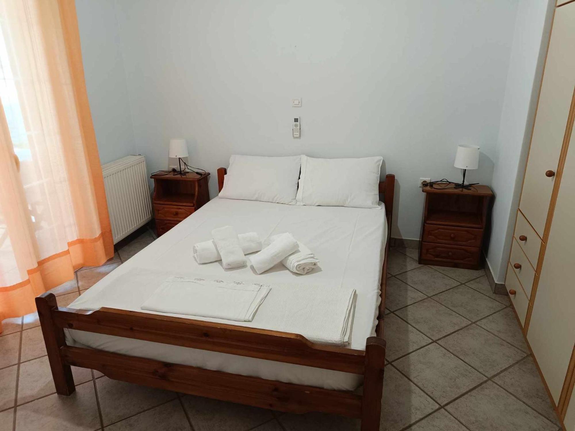 Athina Rooms Karvounades Bagian luar foto